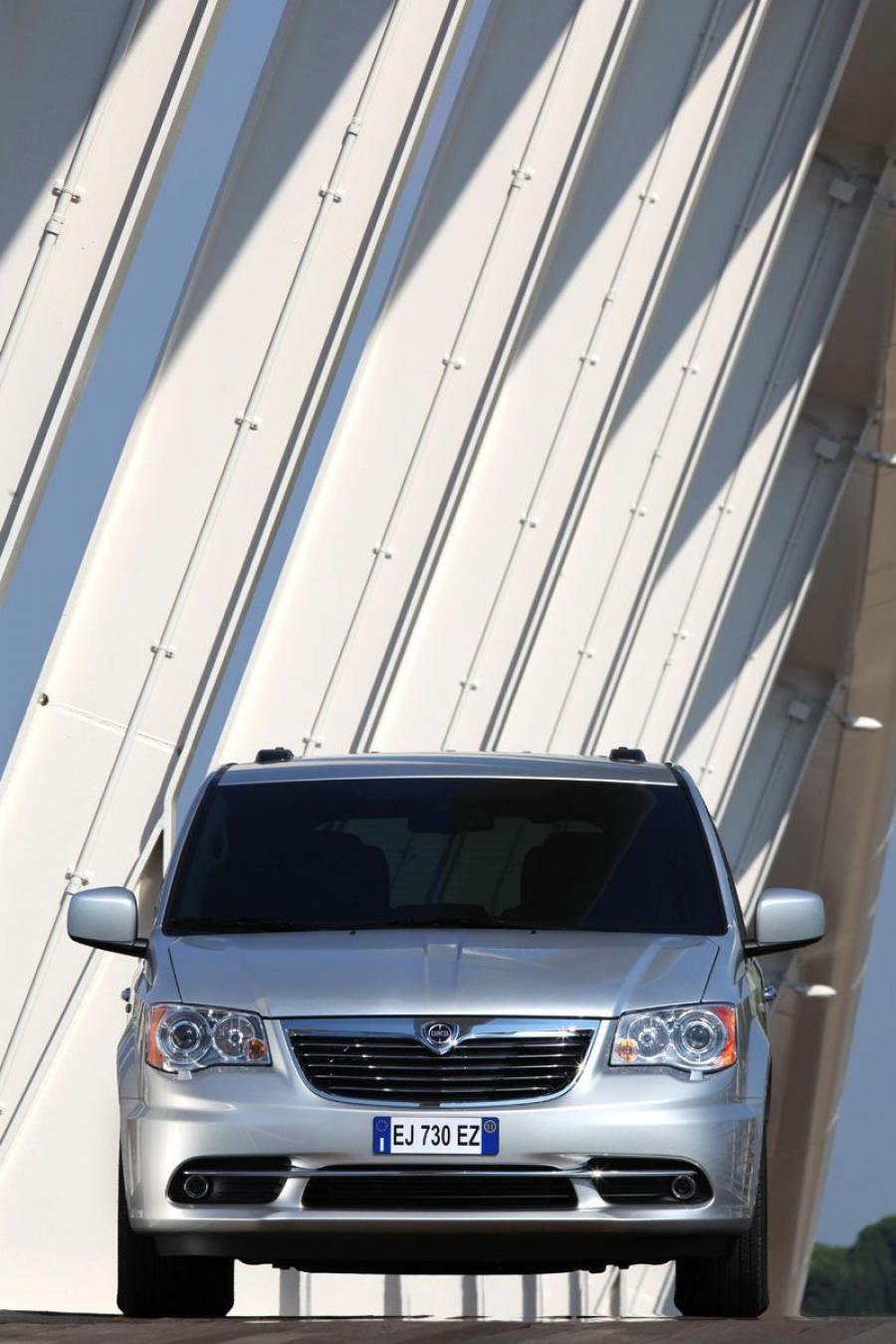  Lancia Voyager 2011 года  (фото 66 из 66)